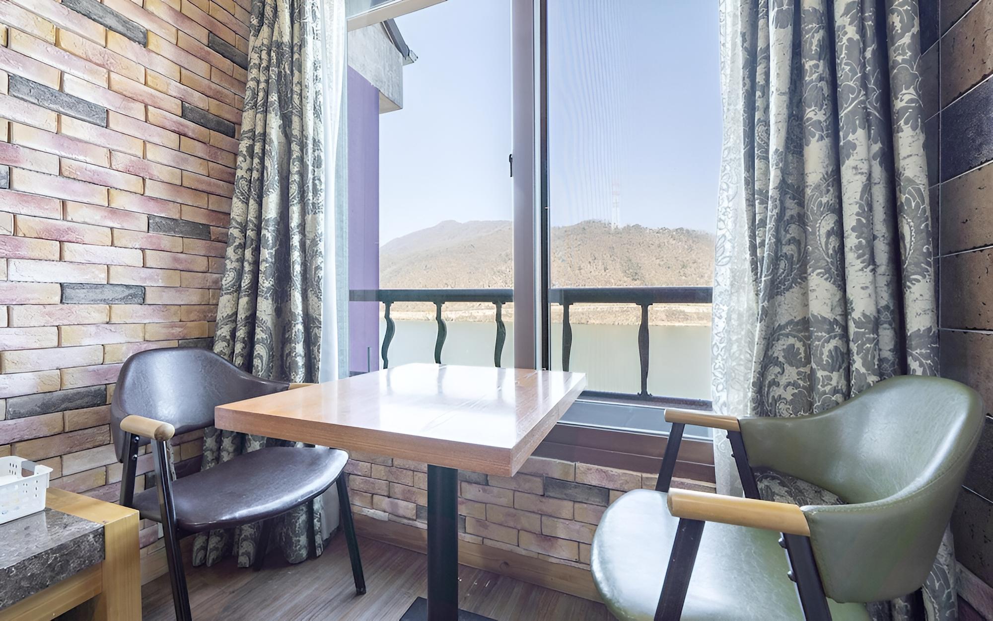 Room (Mini Room (River View Netflix availab) photo 2