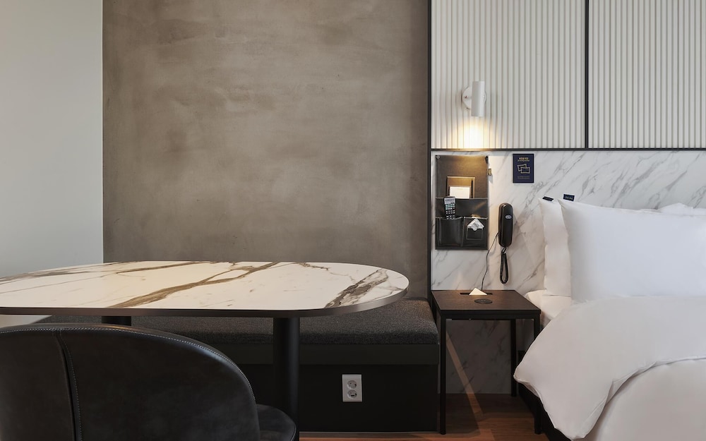 Room (Premium Dining (Dining Table Netflix/) photo 3