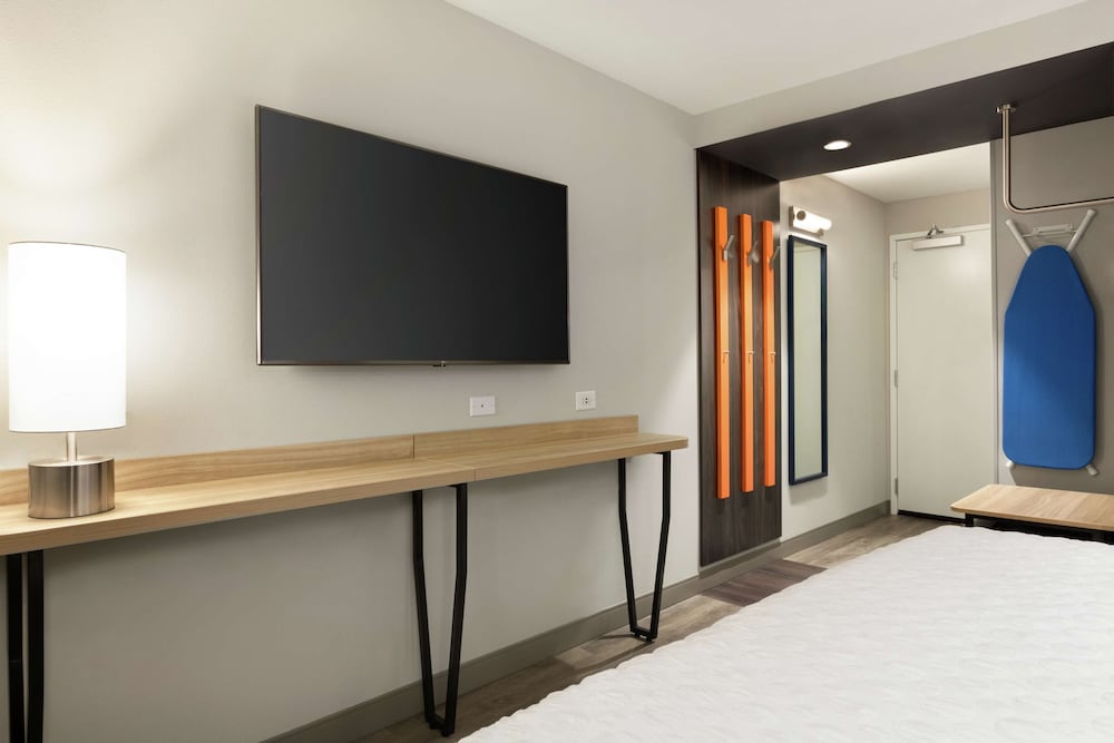 Room, 1 King Bed, Accessible, Bathtub (Hearing) photo 2
