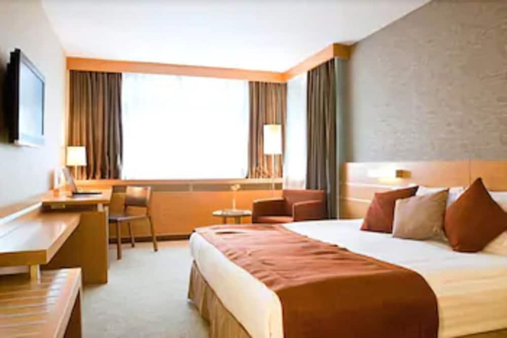 Room with 1 Large and 1 Single Bed photo 1