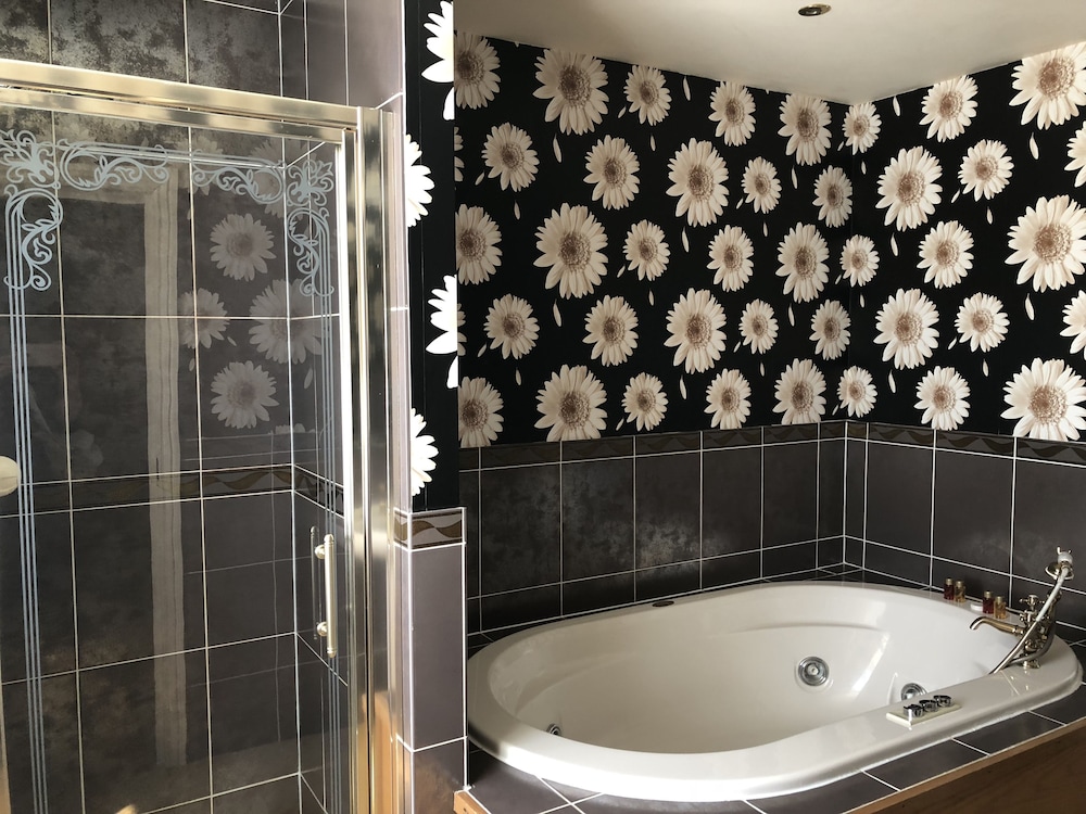 Superior Double Room, 1 King Bed, Garden View photo 3