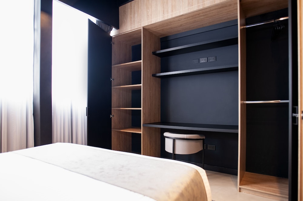 Master Suite Black photo 2