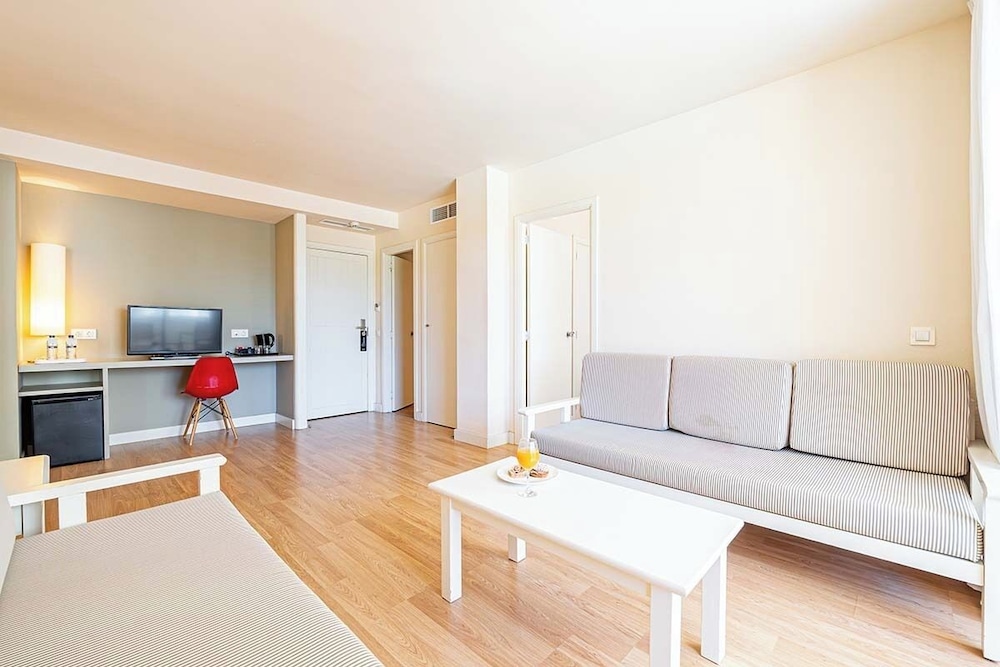 Junior Suite, Terrace, Pool View (4 People)