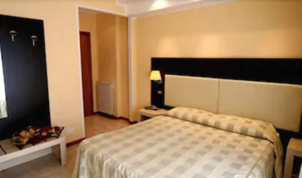 Standard Double or Twin Room - Photo 5