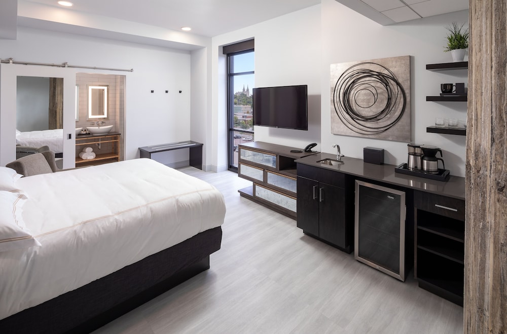 Deluxe Room, 1 King Bed, River View (Chimney King)