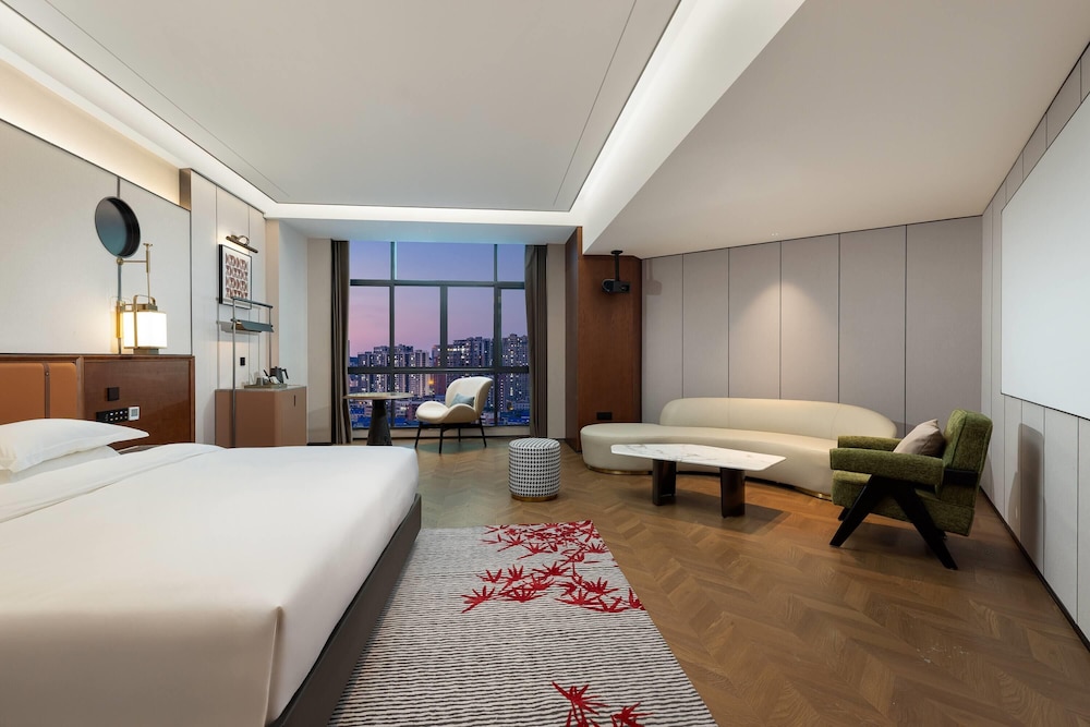 Business Suite, 1 King Bed, Non Smoking photo 1