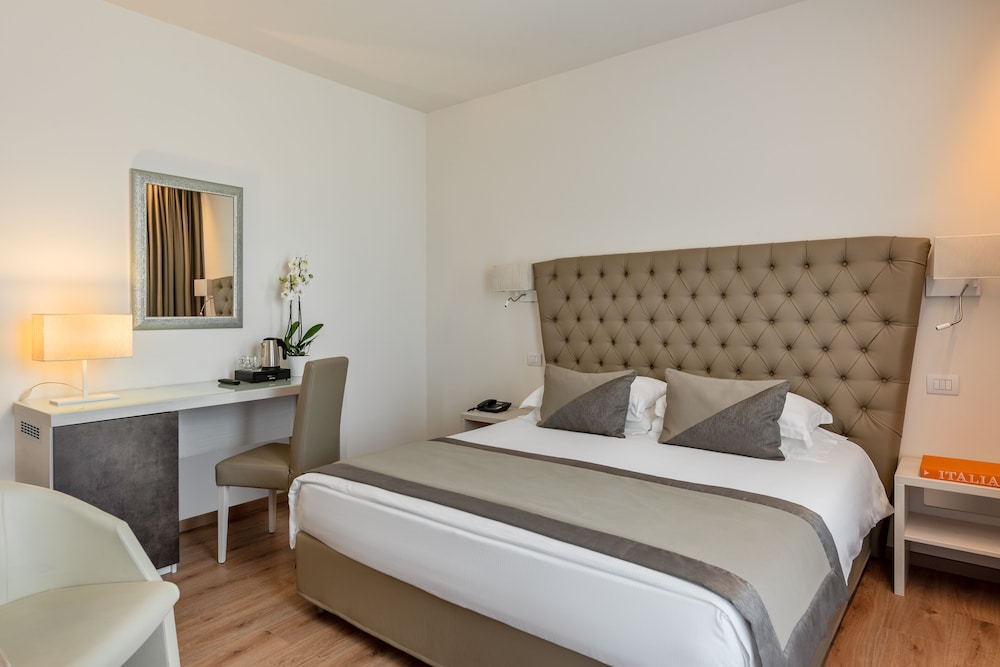 Comfort Suite, 1 Queen Bed - Photo 17