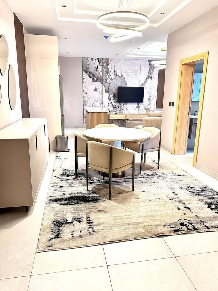 Suite, City View