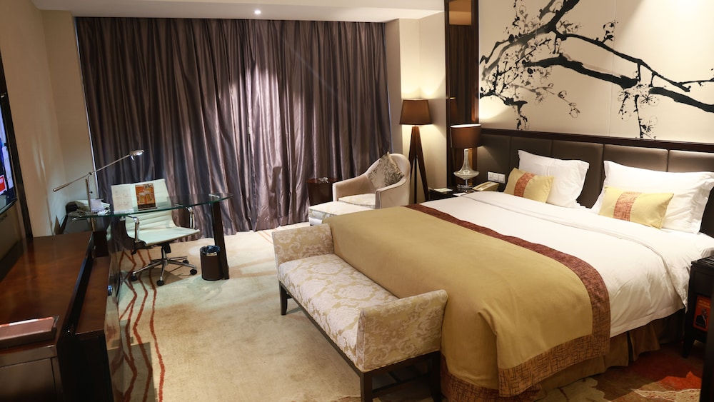 Deluxe Room, 1 King Bed, Non Smoking photo 2