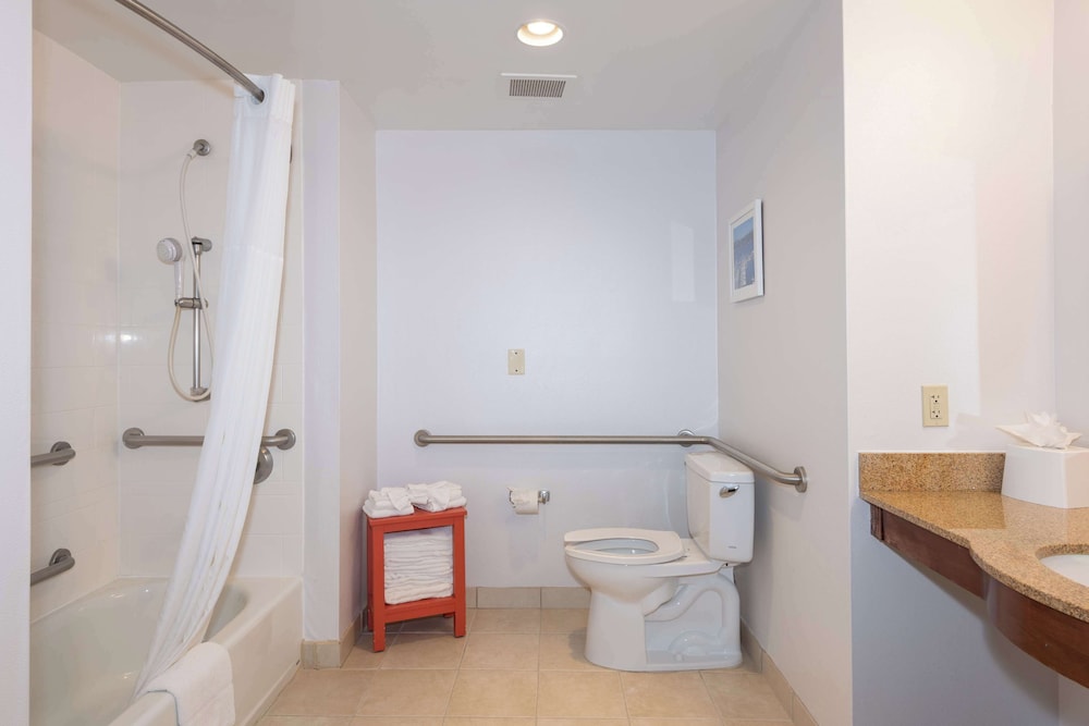 Room, 2 Queen Beds, Accessible, Non Smoking - Photo 11