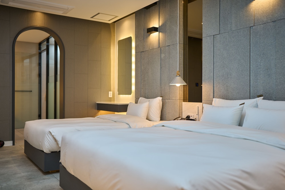 Premium Twin Room - Photo 5