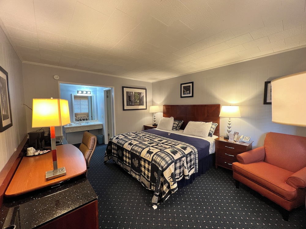 Economy Double Room, 1 King Bed, Non Smoking, Corner photo 1