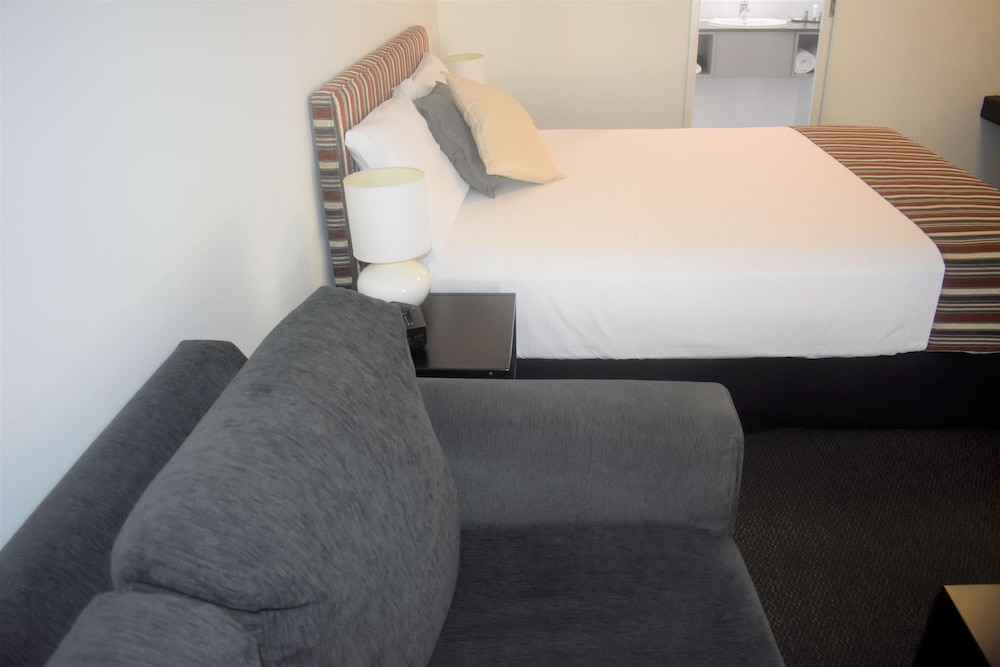 Standard Room, 1 Queen Bed, Non Smoking - Photo 7