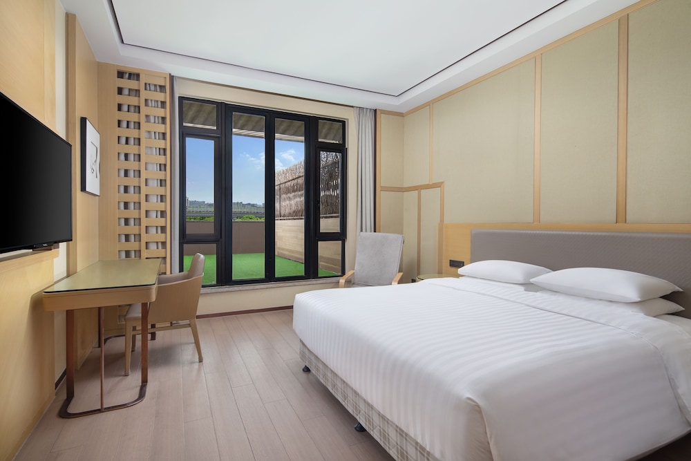 Premier Room, 1 King Bed, Balcony