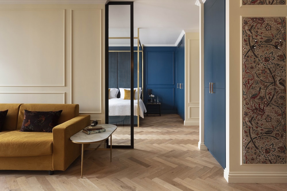 Suite (Estate) - Photo 1
