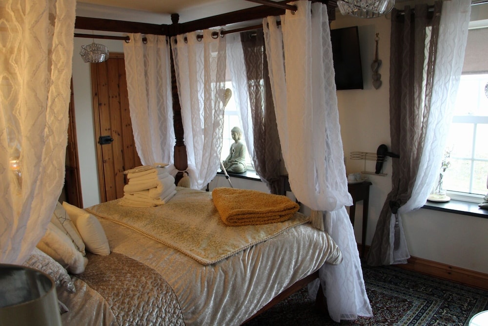 Double Room, Ensuite (Trevillet Four Poster) photo 3