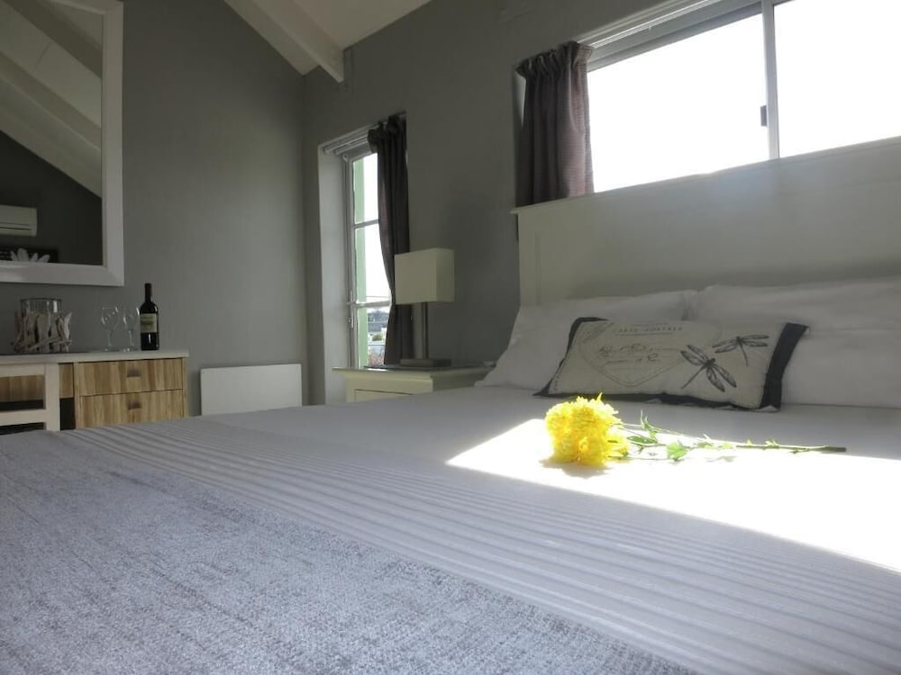 Deluxe Suite, 1 Queen Bed, Kitchenette, City View