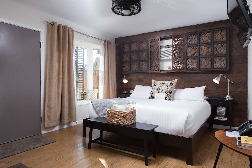 Signature Room, 1 King Bed with Sofa bed, Courtyard View (1) photo 2