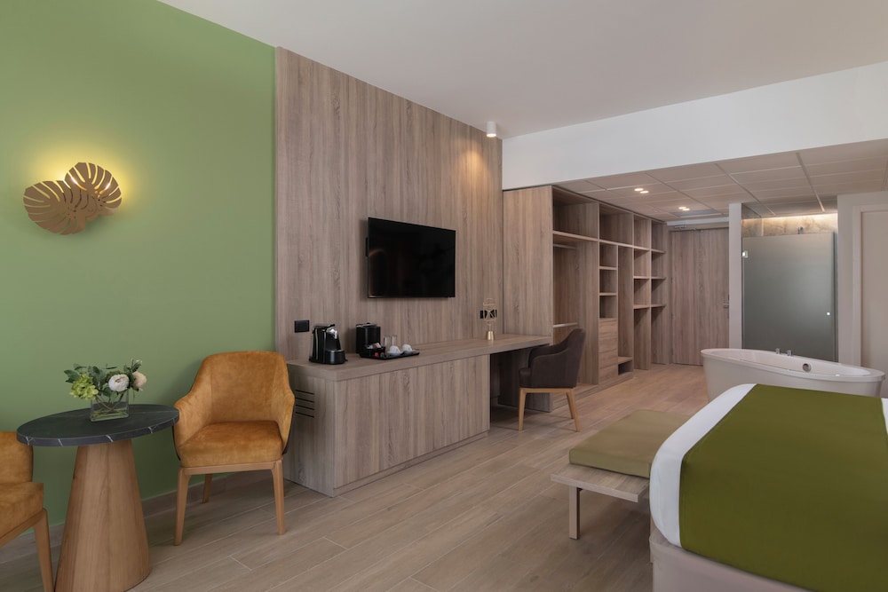 Junior Double Room, Pool Access, Pool View