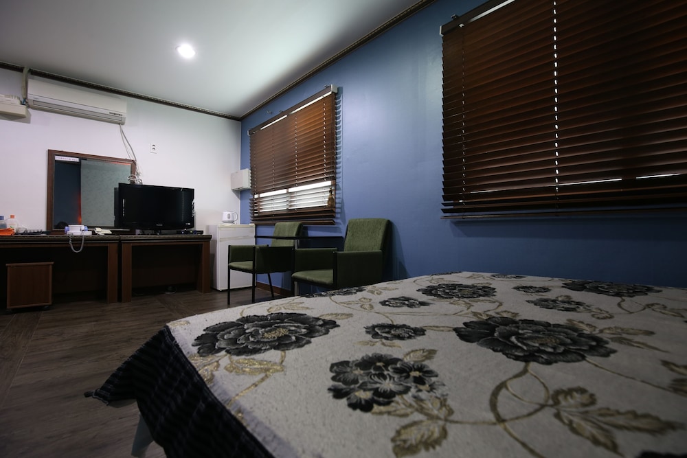 Family Room, Round Bubble Bathtub (1 Double Bed) photo 3