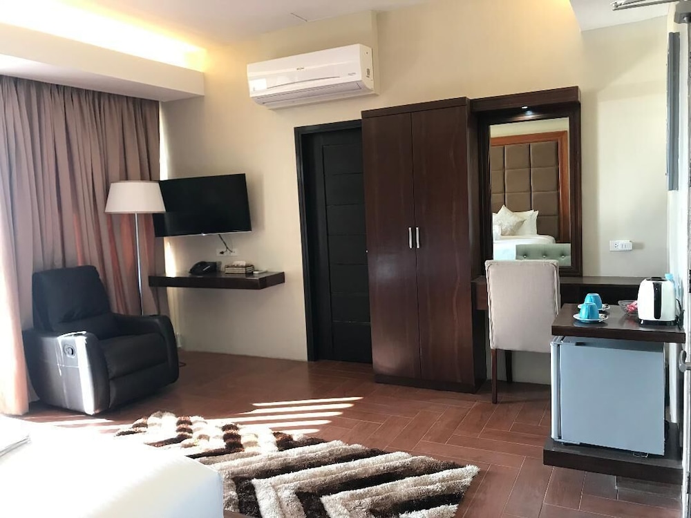 Executive Suite - Photo 3