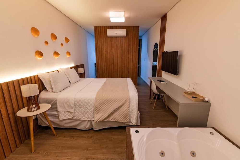Luxury Room, 1 King Bed, Bathtub, Garden View