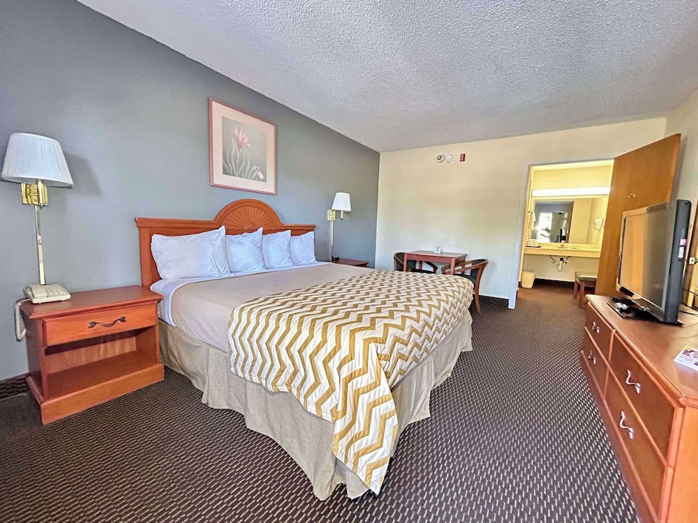 Standard Room, 1 King Bed, Smoking photo 2