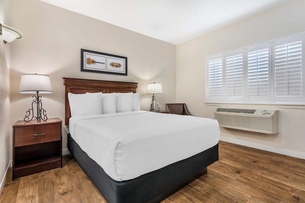 Suite, Multiple Beds, Non Smoking, Refrigerator & Microwave - Photo 2