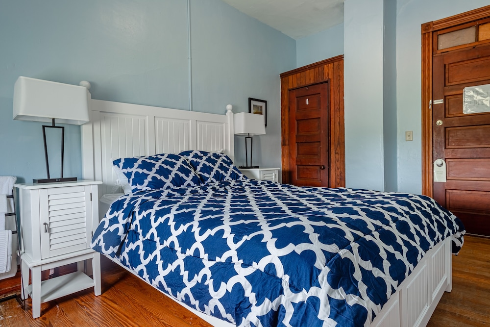 Room, 1 Queen Bed, Shared Bathroom (#7 Main Building) photo 2