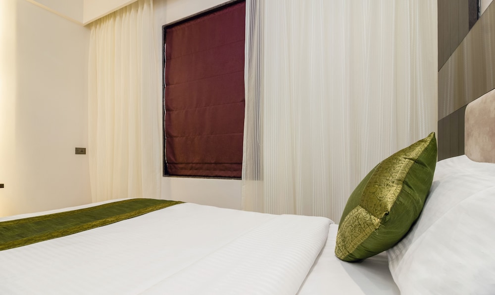 Deluxe Room - Photo 12