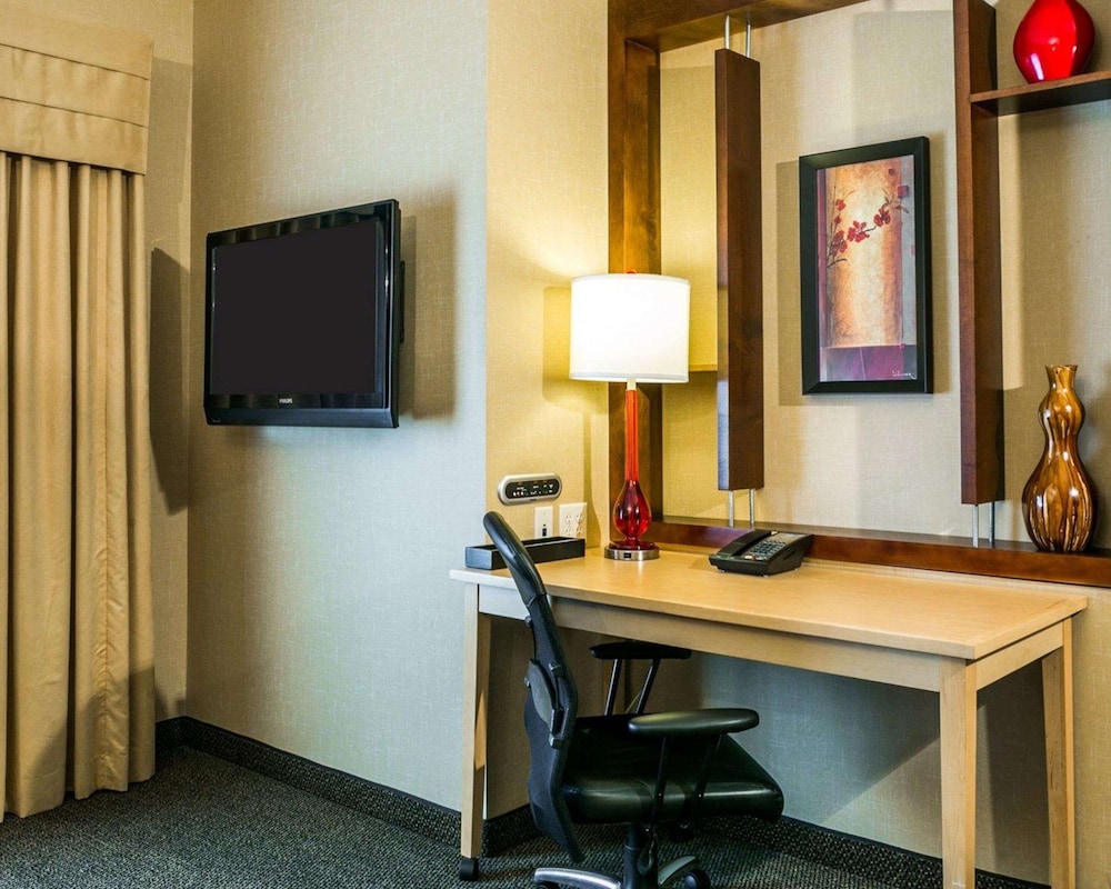 Suite, Multiple Beds, Non Smoking - Photo 3