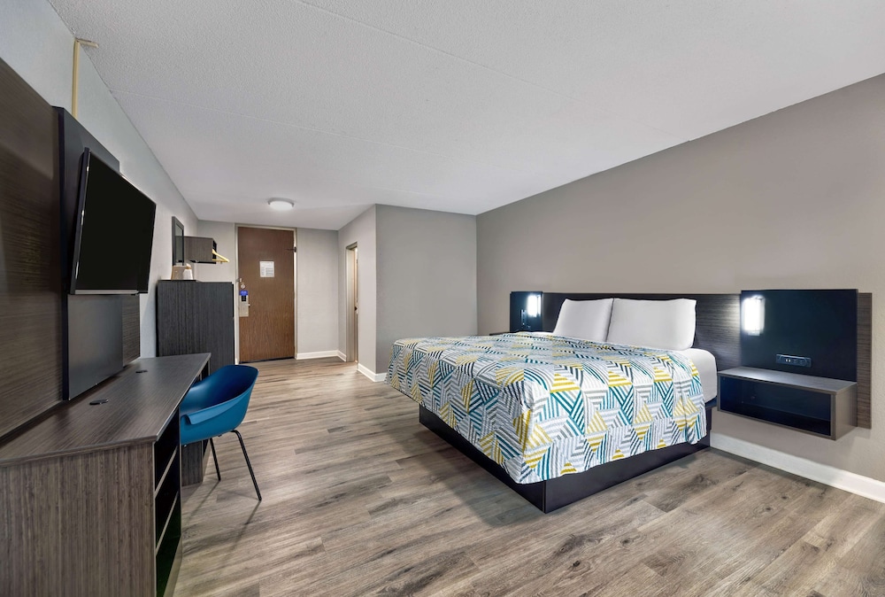 Standard Room, 1 King Bed, Smoking photo 2