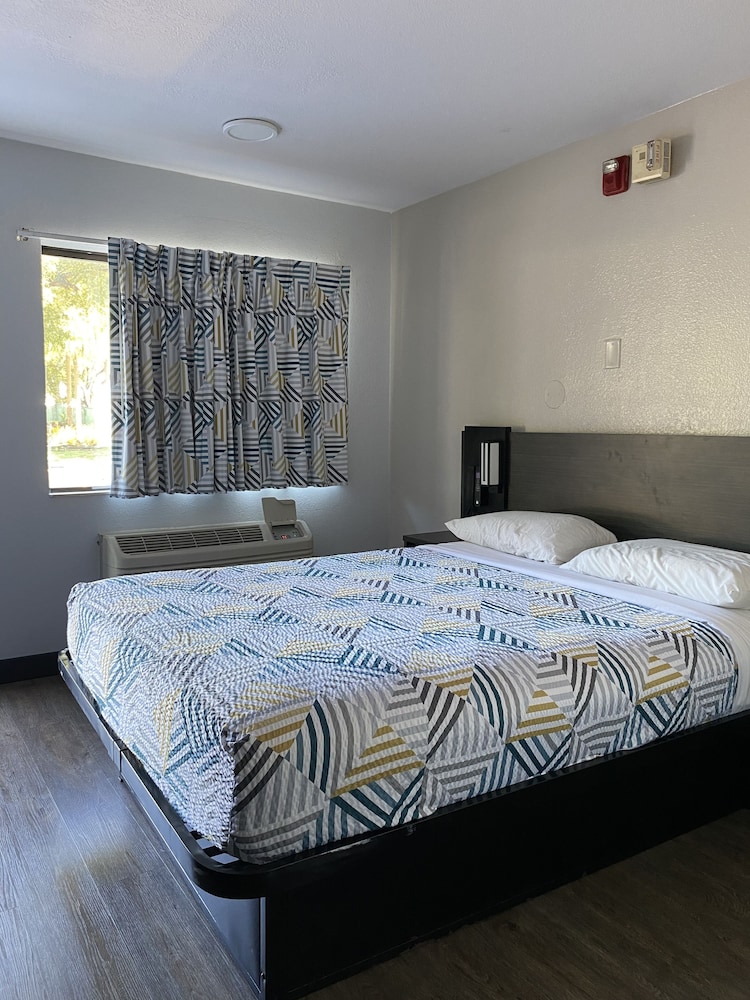 Premium Room, 1 Queen Bed, Accessible, Non Smoking