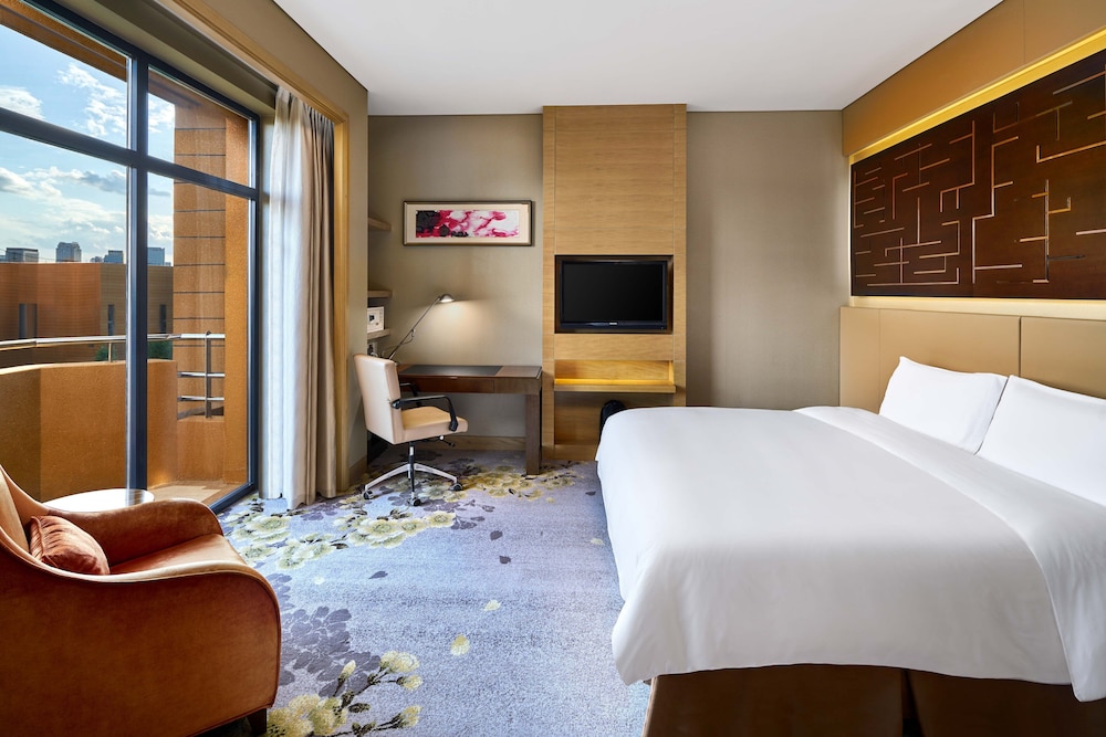 Standard Room, 1 King Bed, Non Smoking, Balcony - Photo 1