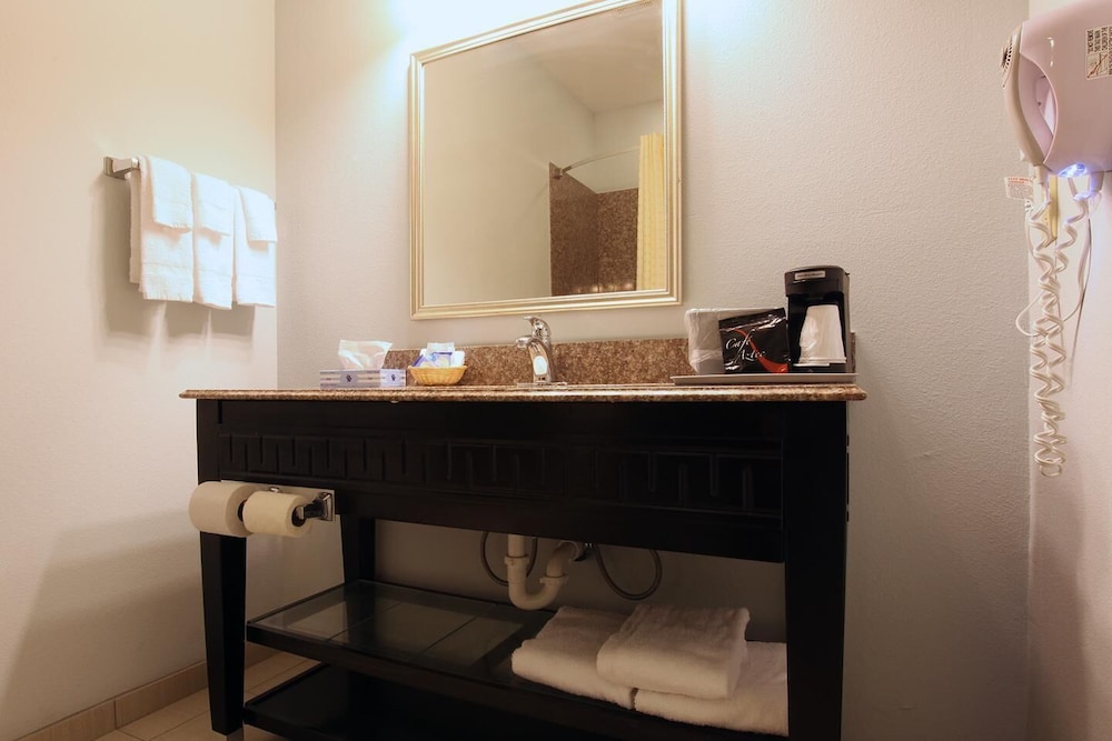 Suite, 1 King Bed, Non Smoking - Photo 4