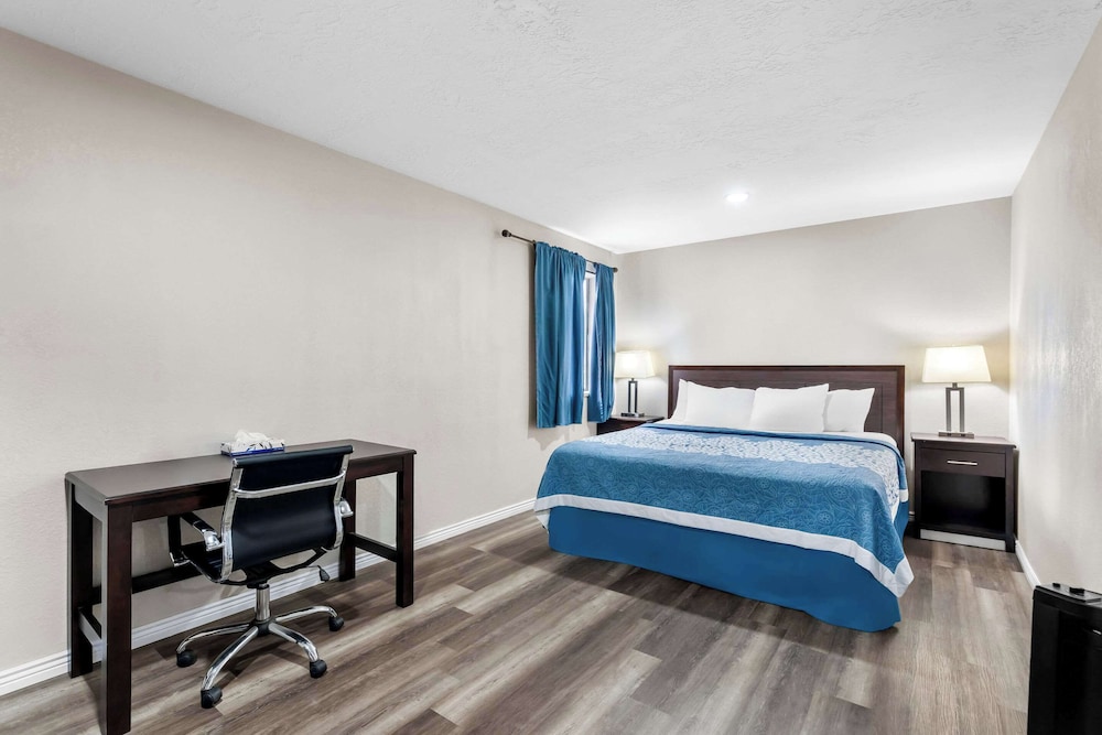 Suite, 1 King Bed with Sofa bed, Non Smoking - Photo 1