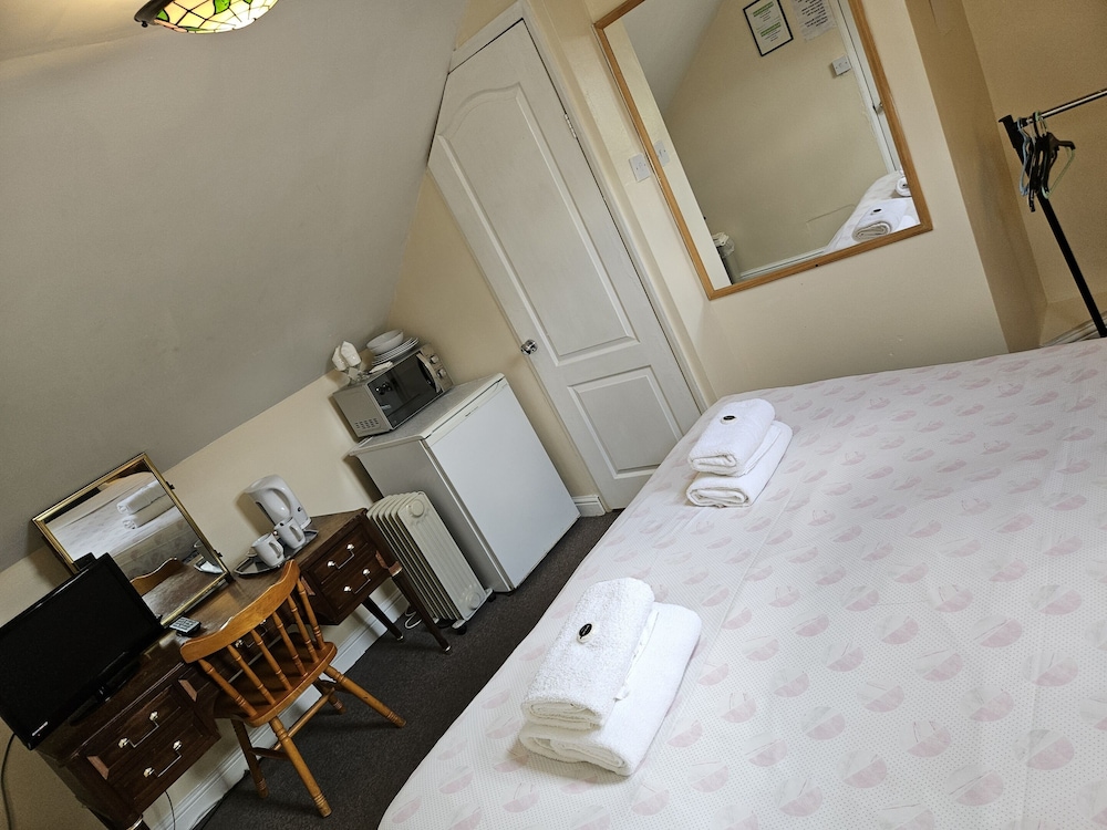 Basic Double Room, Shared Bathroom photo 1