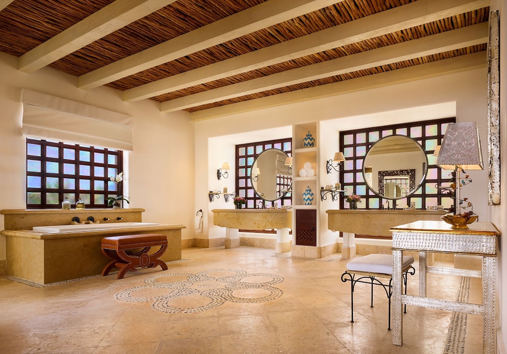 Three Bedroom Signature Pool Residence - Photo 8