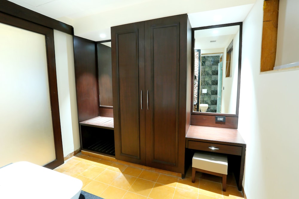 Signature Suite, 1 King Bed, Pool View, Poolside photo 3