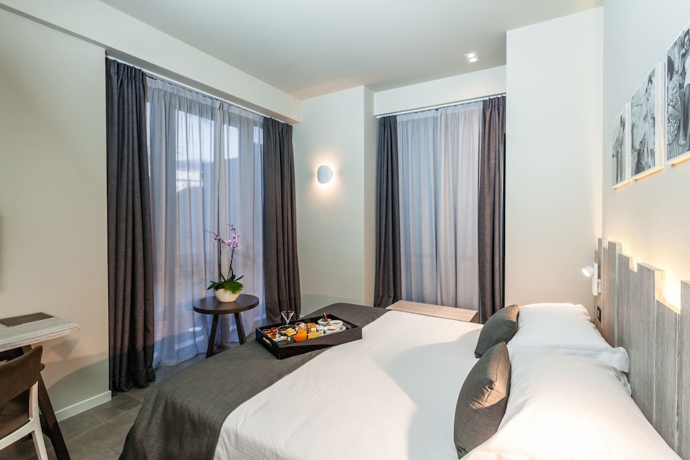 Executive Double Room Single Use, Partial Sea View - Photo 2