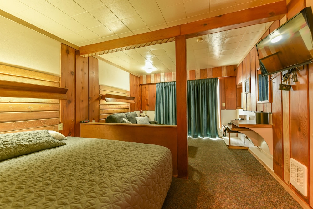Classic Single Room, 1 Queen Bed, Refrigerator, Partial Ocean View