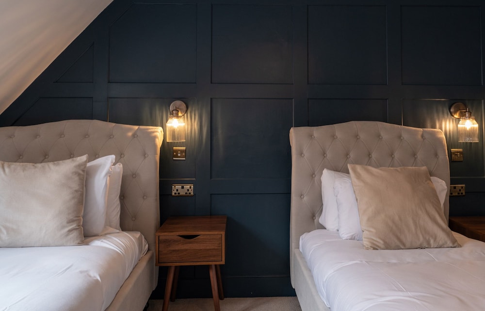 Twin Room, Ensuite photo 3