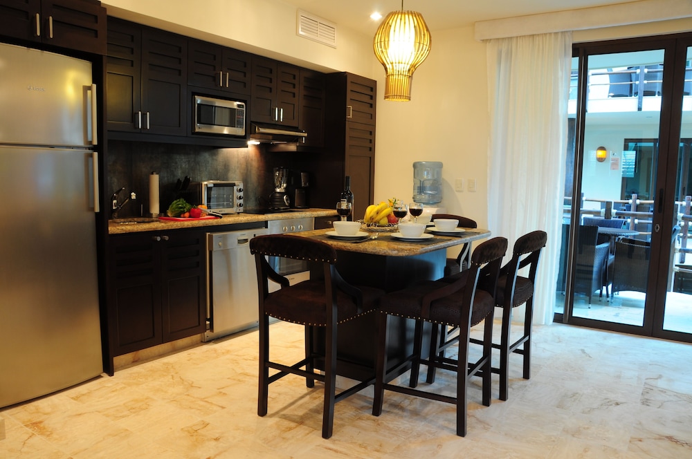 Deluxe Condo, 2 Bedrooms, Kitchen - Photo 8