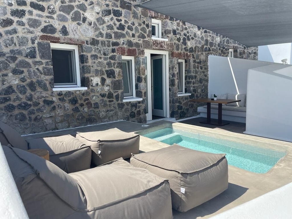 Cave Suite with Jacuzzi - Photo 3