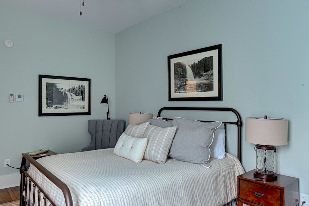 Classic Room, 1 Queen Bed, Garden View, Corner photo 1