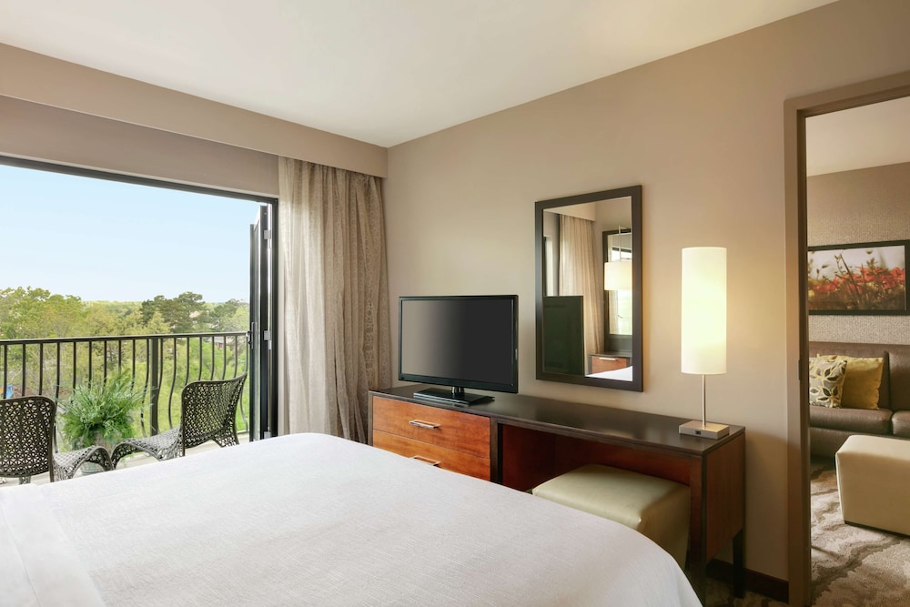 Suite, 1 King Bed, Accessible, Balcony (2 Rooms)