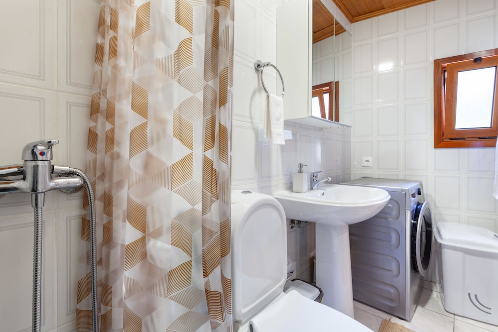 Traditional Cottage, 2 Bedrooms, Mountain View photo 2