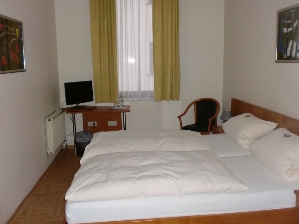 Basic Room photo 2