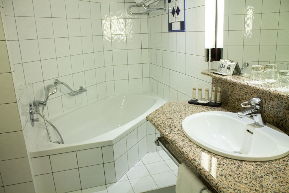 Deluxe Room, City View - Photo 4