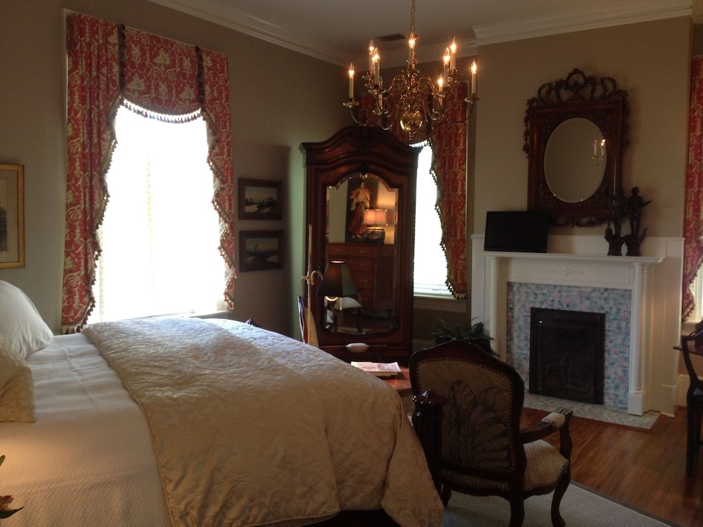 Room, 1 King Bed (Fort Sumter) photo 1
